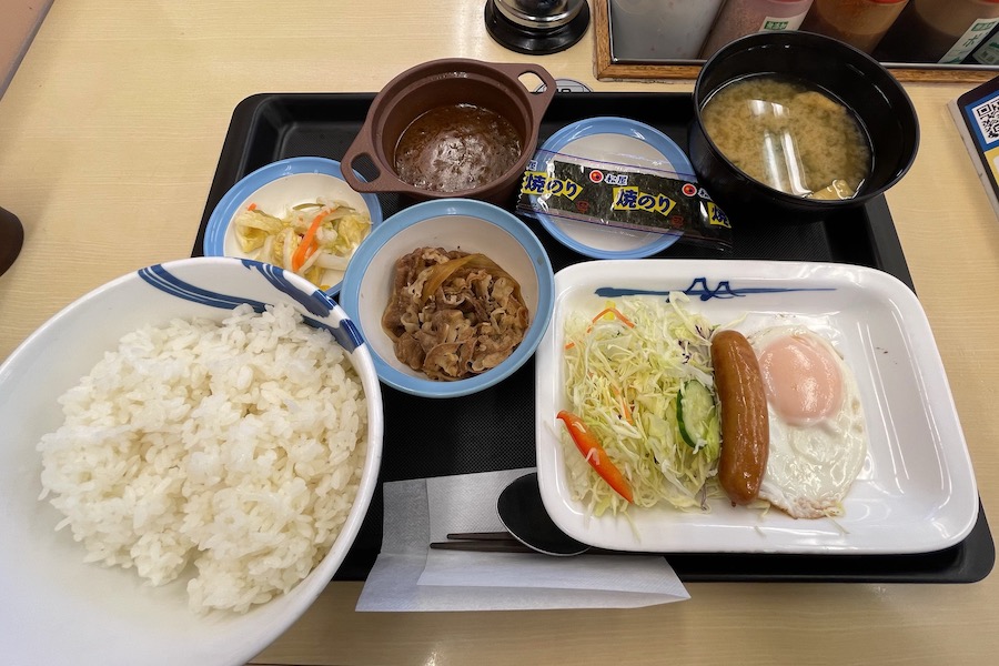 【松屋】ソーセージエッグ朝食＋ミニ牛皿・ミニカレー