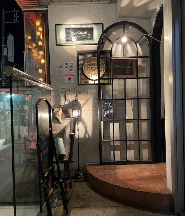 【BAR CEDAR】入口。広島でシガーとウィスキーを楽しむならこのお店