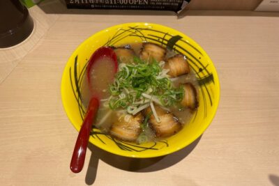 【長州萩っ子 おかえりラーメン】湯田温泉で食べられる鹿児島風ラーメン。焦がされたバラ肉のチャーシューがうまし