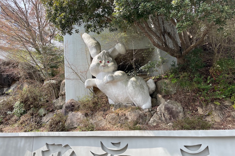 【海の見える杜美術館】巨大なウサギ