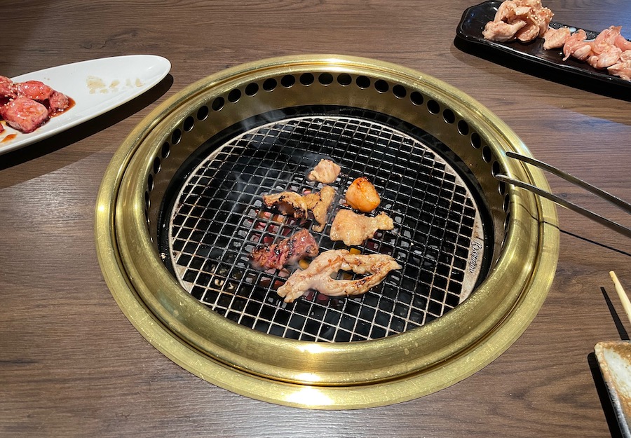 【神戸唐から亭 周南店】焼肉と鍋がおすすめの居酒屋。肉が焼けてる様子